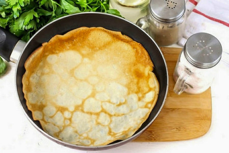 Preheat a frying pan, grease it with oil for the first time and add a serving of pancake dough. Bake the pancake on each side for a minute until golden brown.の写真素材