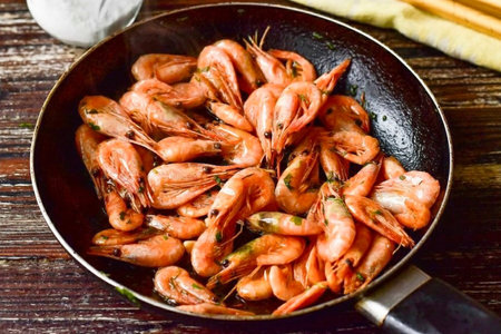 Fry the shrimp until beautiful and golden brown on all sides.の写真素材