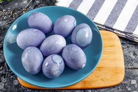 Remove eggs from tea, rinse in water, brush with vegetable oil to make them shine.の写真素材