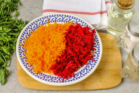 On a fine mesh grater, grate the carrots and beets. Cut the onion into small cubes.の写真素材