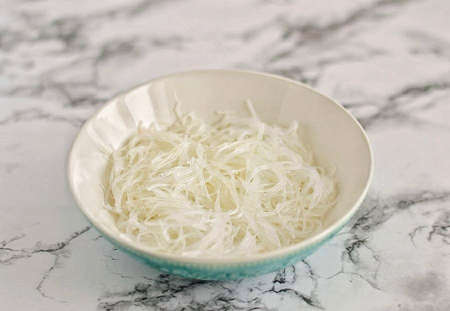 Pour boiling water over the funchoza and leave for 5-7 minutes. Then rinse in cold water.の写真素材