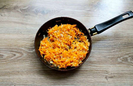 Cook vegetables for 7 minutes, stirring.の写真素材