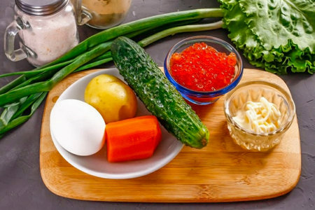 Prepare all the necessary ingredients, put them in front of you. Boil potatoes and carrots in one container, and chicken eggs in another and cool in advance.の写真素材