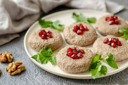 Champignon phali is ready. Phali is one of the most popular Georgian snacks. Phali is usually prepared on the basis of vegetables or herbs, mushrooms are not the most common option. But in vain!の写真素材