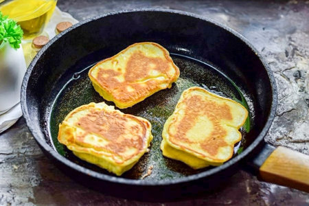 Heat the frying pan and pour in the oil. Roast the cheese for 1.5 minutes on each side.の写真素材