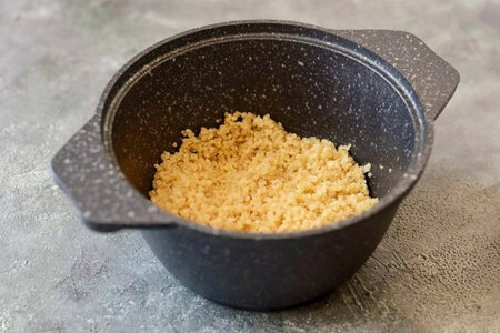 Rinse the quinoa in water. Transfer to a saucepan, cover with clean water. Salt, bring to a boil. Reduce heat to low and simmer for 20 minutes, covered.の写真素材