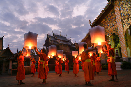 Loy Krathong festival in Lampoon.Traditional monk Lights floating balloon made of paper annually at Wat Haripun Chai temple.on November 28,2014 in Lampoon,Thailandのeditorial素材