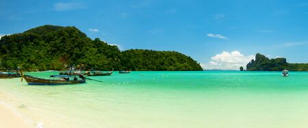 Panoramic landscape of Loh Dalam bay at Phi Phi island, Thailand.のeditorial素材
