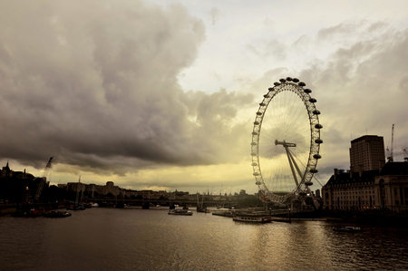 Foto de LONDON, UNITED KINGDOM, JUNE 16, 2016: London Eye in sunset - Imagen libre de derechos