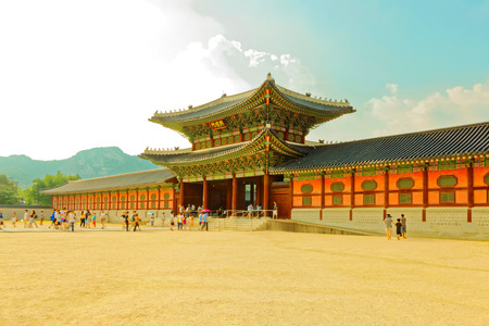 SEOUL, KOREA - AUGUST 14, 2015: Tourists walking by Gyeongbokgung Palace - main royal palace of the Joseon dynasty - Seoul, South Koreaのeditorial素材