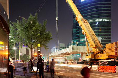 SEOUL, KOREA - AUGUST 10, 2015: Engineers assembling at night a new bridge in the center of Seoul, South Koreaのeditorial素材