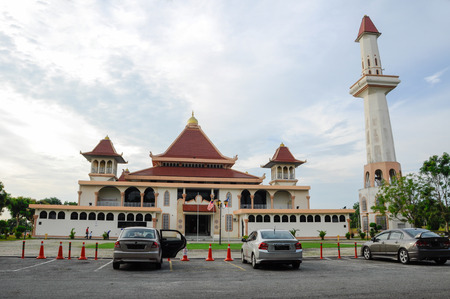 Al Gaffar Mosque on December 25, 2014 at Jasin, Malacca, Malaysia. The mosque was built on the hill and is the largest mosque Jasin District.のeditorial素材