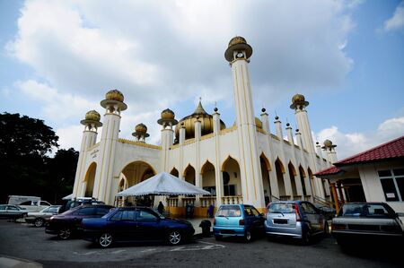 Sultan Mahmud Mosque on March 01, 2014 at Kuala Lipis, Pahang, Malaysia. The mosque design was based on modular mosque design which is popular in Malaysia in 60?-70? era.のeditorial素材