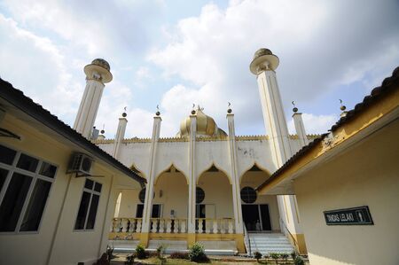Sultan Mahmud Mosque on March 01 2014 at Kuala Lipis Pahang Malaysia. The mosque design was based on modular mosque design which is popular in Malaysia in 6070 era.のeditorial素材