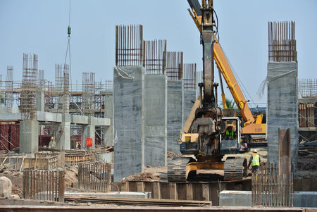 SELANGOR, MALAYSIA âMARCH 15, 2016: Sheet pile cofferdam driven machine at the construction site. The machine drove the sheet pile to the earth using vibrated hydraulic arm. Workers control.のeditorial素材
