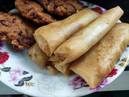 Popiah or spring rolls are cooked using hot cooking oil and presented to eat.. It comes with a variety of filling.の写真素材