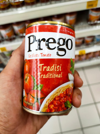 PENANG, MALAYSIA -JULY 17, 2021: Spaghetti sauce in bottles and cans. Commercially produced with a variety of flavors. Marked with a price tag and sorted by brand.のeditorial素材
