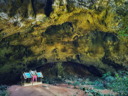 Phraya Nakhon Cave is a large cave located in Khao Sam Roi Yot National Park ,Prachuap Khiri Khan Province. The pavilion inside the cave was built during the reign of King Rama V.のeditorial素材