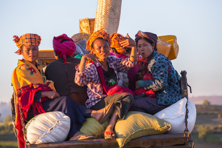 KALAW, MYANMAR - NOVEMBER 28, 2014: many peasants in Burmese traditional clothes come home in the evening after a day's work on the fields near Kalawのeditorial素材