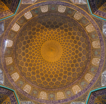 Interior of the dome and central hall of the Sheikh Lotfollah Mosque in persian style. The Mosque built in 1619 and now is a UNESCO World Heritage Site.のeditorial素材