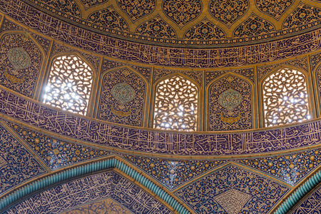 Interior of the dome and central hall of the Sheikh Lotfollah Mosque in persian style. The Mosque built in 1619 and now is a UNESCO World Heritage Site.のeditorial素材
