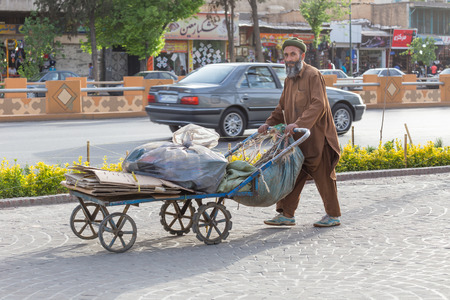 SHIRAZ, IRAN - APRIL 25, 2015: an unidentified man pushes a cart in the streets of Shira, Iranのeditorial素材