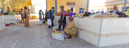 KHIVA, UZBEKISTAN - AUGUST 25, 2016: unidentified people make food shopping at the fruit and vegetable market close the East Gate of Khiva, in Uzbekistan.のeditorial素材