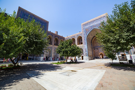 SAMARKAND, UZBEKISTAN - AUGUST 28, 2016: people in courtyard of Ulugh Beg Madrasah in Samarkand, Uzbekistanのeditorial素材