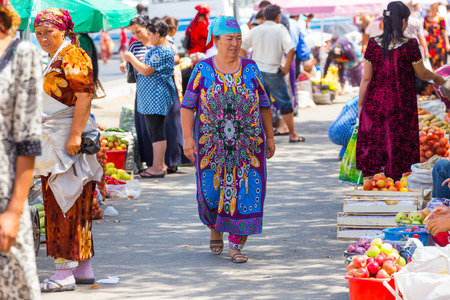 SAMARKAND, UZBEKISTAN - AUGUST 29, 2016: a woman goes shopping at the fruit and vegetable market in Samarkand, Uzbekistanのeditorial素材