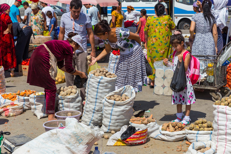 SAMARKAND, UZBEKISTAN - AUGUST 29, 2016: people make shopping at the fruit and vegetable market in Samarkand, Uzbekistanのeditorial素材