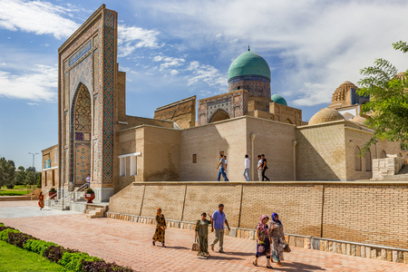 SAMARKAND, UZBEKISTAN - AUGUST 29, 2016: Shah-i-Zinda, the Tomb of the Living King, a stunning avenue of mausoleums in Samarkand, Uzbekistanのeditorial素材