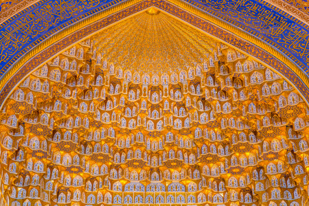SAMARKAND, UZBEKISTAN - AUGUST 28, 2016:  Detail of gold mosaic in Tilya Kori Madrasah in Samarkand, Uzbekistanのeditorial素材