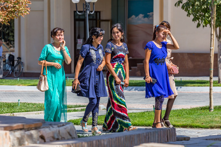 SAMARKAND, UZBEKISTAN - AUGUST 30, 2016: people walk in Samarkand, Uzbekistanのeditorial素材