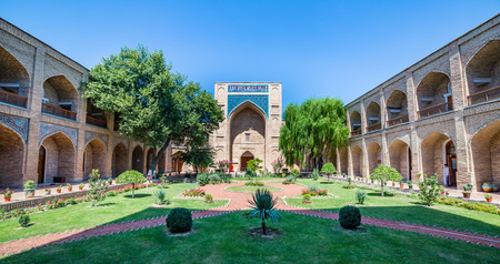 TASHKENT, UZBEKISTAN - AUGUST 31, 2016: Kukeldash Madrasah, a medieval madrasah closed to Chorsu Bazaar in Tashkent, Uzbekistanのeditorial素材