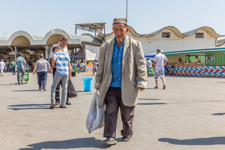 TASHKENT, UZBEKISTAN - AUGUST 31, 2016: old man at Chorsu Bazaar  in Tashkent, Uzbekistanのeditorial素材