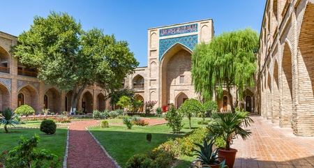 TASHKENT, UZBEKISTAN - AUGUST 31, 2016: Kukeldash Madrasah, a medieval madrasah closed to Chorsu Bazaar in Tashkent, Uzbekistanのeditorial素材