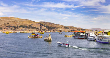 Puno, Peru - september 27, 2018: Uros Floating islands in Titikaka lake at the Border between Peru and Bolivia, in Peruのeditorial素材