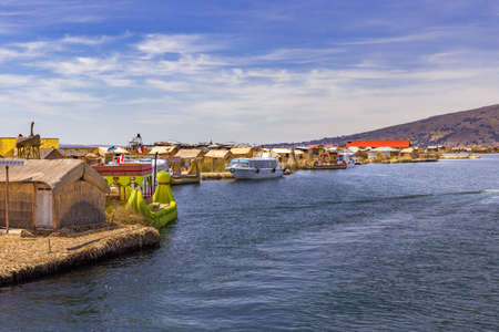 Puno, Peru - september 27, 2018: Uros Floating islands in Titikaka lake at the Border between Peru and Bolivia, in Peruのeditorial素材