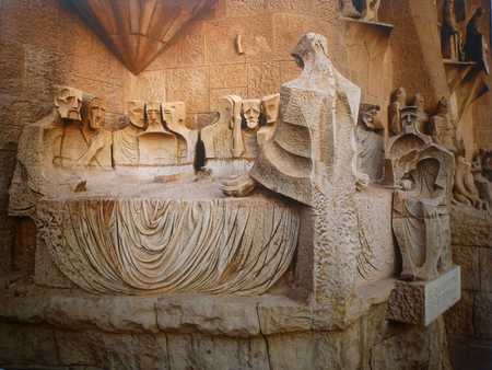 Sculpture master Subirachs works depicting the last supper, "the last supper" Subirachs passed down from the Renaissance of traditional forms of composition, he created a closed structure: Jesus, his disciples, back to the audience.のeditorial素材