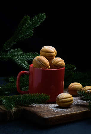 baked nut-shaped dessert in a red ceramic mugの写真素材