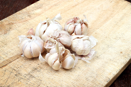 sliced garlic, garlic clove, garlic bulb on chopping blockの写真素材
