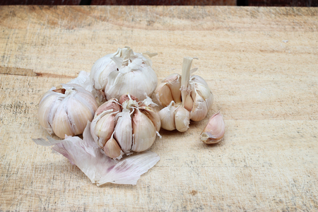sliced garlic, garlic clove, garlic bulb on chopping blockの写真素材