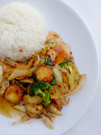 Fried tofu with mixed vegetables in white dish isolate on white background. Vegetarian Food, Healthy food.の写真素材