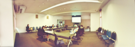 Blurred image of business people and student sitting in conference room, meeting room for profession seminar with screen projector for present information. education or training concept. panorama viewの写真素材