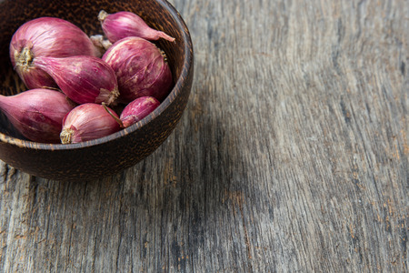 close up of a bowl of shallotsの写真素材