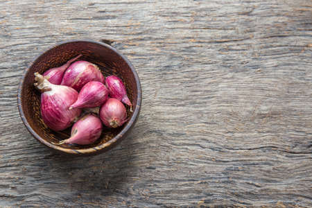close up of a bowl of shallotsの写真素材