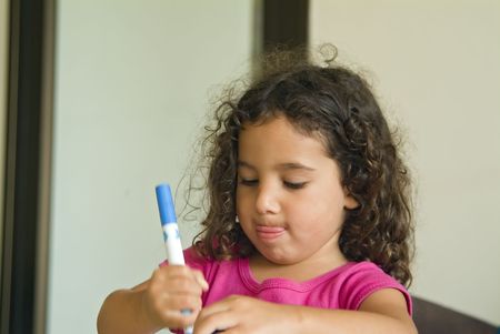little girl painting at homeの写真素材