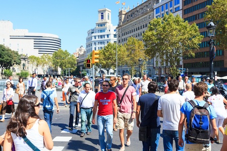 BARCELONA - SEPTEMBER 15, 2011: Many of tourists strolling across the center of the city on September 15, 2011 in Barcelona. It is one of the busiest pedestrian areas in Barcelonaのeditorial素材