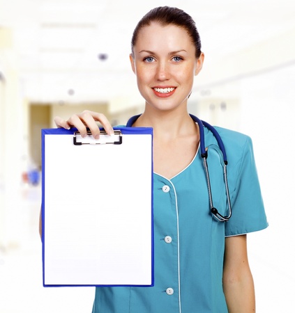 Female doctor with the blank paper on clipboard
の写真素材