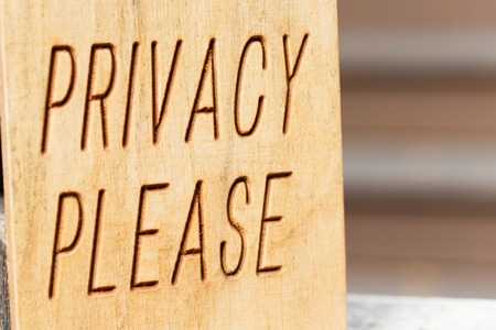 wooden sign with words "privacy please" at the hotelの写真素材